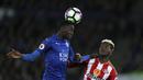 Pemain Leicester City, Wilfred Ndidi (kiri) menyundul bola melewati pemain Sunderland, Didier Ibrahim Ndong pada lanjutan Premier League di King Power Stadium, Leicester, Selasa (4/4/ 2017) Waktu setempat. Leicester menang 2-0. (Mike Egerton/PA via AP)