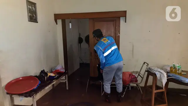 FOTO: Kesibukan Petugas PLN Amankan Jaringan Listrik Saat Banjir