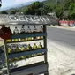Penjualan bensin eceran di Palu masih ramai diserbu pembeli.