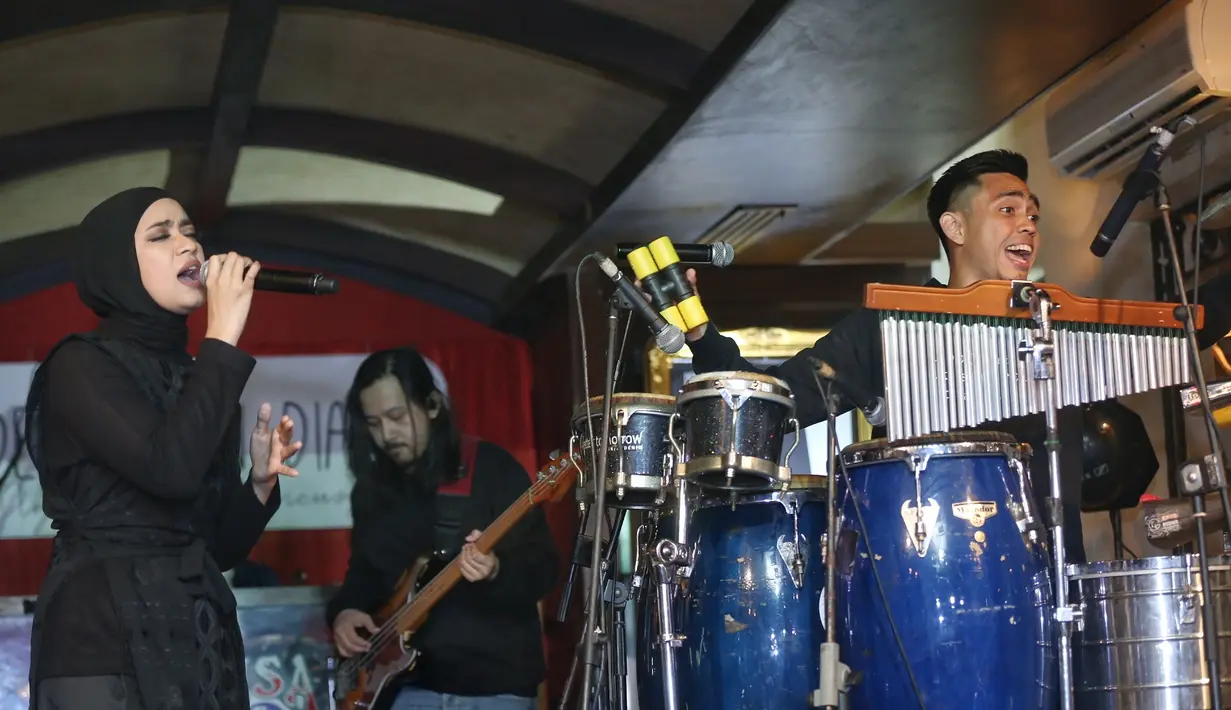 Ayudia Bing Slamet dan Ditto Percussion