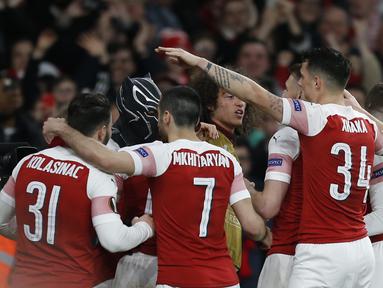 Selebrasi gol pertama Aubameyang pada leg kedua,babak 16 besar Liga Europa yang berlangsung di Stadion Emirates, London, Jumat (15/3). Arsenal menang 3-0 atas Rennes. (AFP/Ian Kington)