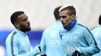 Dua striker tim nasional Prancis, Alexandre Lacazette (kiri) dan Antoine Griezmann (kanan). (AFP/Franck Fife)