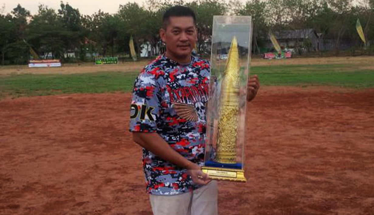 Donny Kesuma, Artis senior ini dulunya adalah seorang atlet cabang softball. Namun berjalannya waktu pria berbadan tinggi besar ini lebih sukses menjadi seorang aktor dan presenter. (Twitter/@donnycageur)
