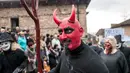 Seorang pria berpakaian seperti Iblis saat berpartisipasi dalam karnaval di desa Vevcani, Macedonia (13/1). Karnaval Vevcani ini selalu digelar setiap tahunnya dan telah berusia 1,400 tahun.(AFP Photo/Robert Atanasovski)