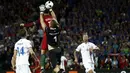 Kiper Islandia, Hannes Halldersson, menepis sundulan bintang Portugal, Cristiano Ronaldo, pada laga Grup F Piala Eropa di Stadion Geoffroy Guichard, St Etienne, Rabu (14/6/2016). Islandia bermain imbang 1-1 dengan Portugal. (AFP/Odd Andersen)