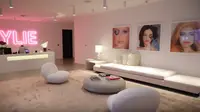 Bagian lobby kantor Kylie Jenner. (dok. screenshot YouTube Kylie Jenner/https://www.youtube.com/watch?v=VayyLoioSAk/Novi Thedora)