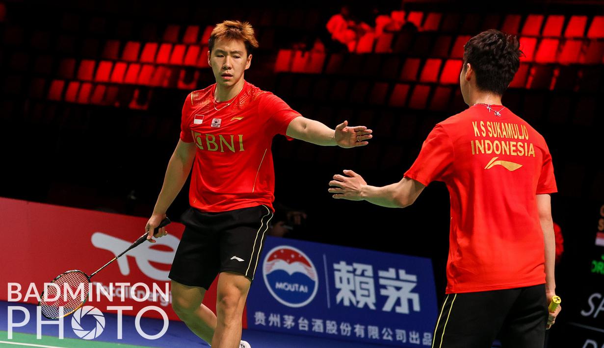 Atlet bulutangkis ganda putra Indonesia, Kevin Sanjaya Sukamuljo dan Marcus Fernaldi Gideon saat tampil melawan wakil Malaysia di ajang Piala Thomas 2020 yang berlangsung di Denmark, Jumat (15/10/2021). (Badminton Photo/Yohan Nonotte)