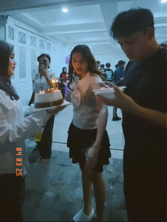 Tshirt dengan bordiran gambar kuda seharga Rp10 jutaan tersebut dipadukan mini skirt ruffle hitam. Mahalini tampak mengenakan sandal putihnya. [@putridelinaa]