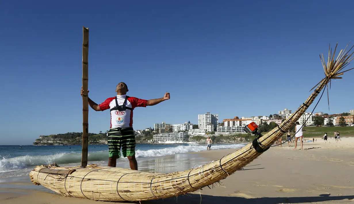 Peselancar Peru, Carlos ' Huevito ' Areola usai berselancar menggunakan Caballito di pantai Bondi, Sydney, (24/2). Caballito kabarnya telah diciptakan pada 3.000 SM di Peru utara. (REUTERS / Jason Reed)