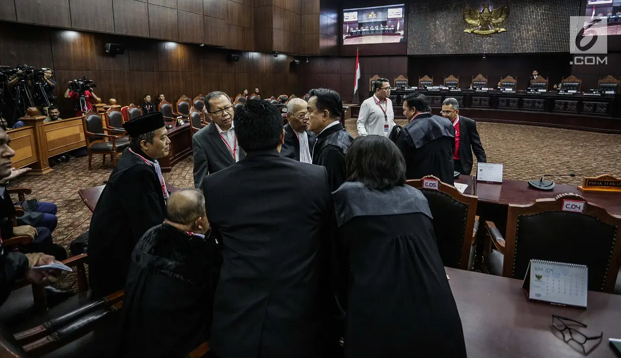 Ketua Tim Hukum Joko Widodo-Ma’ruf Amin, Yusril Ihza Mahendra berbincang jelang sidang lanjutan sengketa Pilpres 2019 di Gedung MK, Jakarta, Kamis (20/6/2019). Agenda sidang kali ini mendengarkan keterangan saksi dan ahli dari pihak termohon Komisi Pemilihan Umum (KPU). (Liputan6.com/Faizal Fanani)