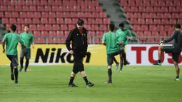 Pelatih Timnas Indonesia Alfred Riedle (ketiga kiri) berkeliling saat sesi latihan jelang menghadapi Thailand pada leg kedua final AFF Suzuki Cup di Stadion Rajamangala, Bangkok, Thailand, 16 Desember 2016. (LILLIAN SUWANRUMPHA/AFP)