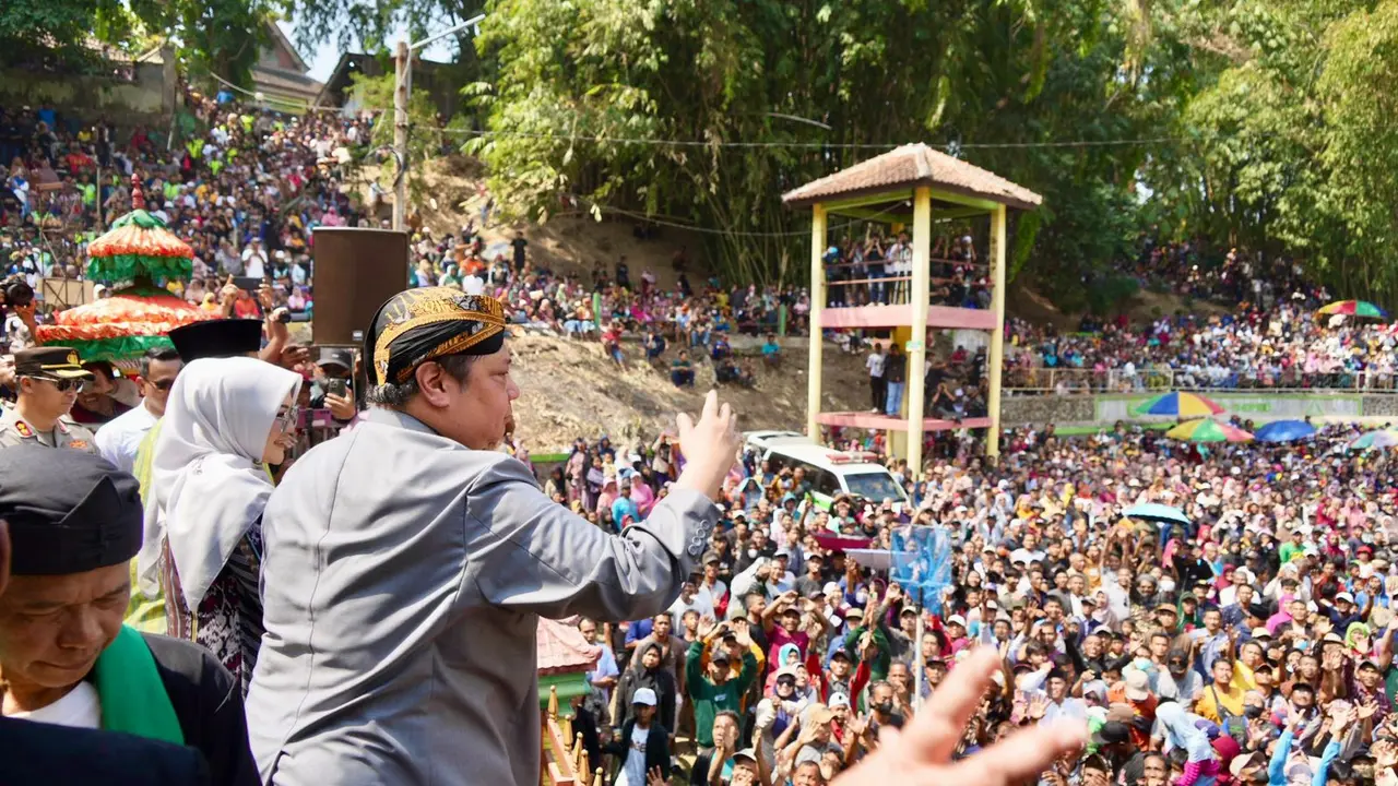 Menteri Koordinator Bidang Perekonomian Airlangga Hartarto menghadiri prosesi acara puncak Saparan Apem Yaa Qawiyyu, Jumat (23/8/2024). (Dok Kemenko Perekonomian)