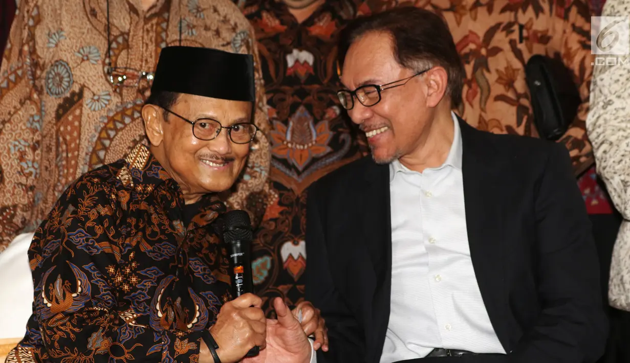 Presiden ke-3 RI Bacharuddin Jusuf Habibie berbincang dengan mantan Wakil PM Malaysia Anwar Ibrahim di kediamannya di Jakarta Selatan, Minggu (20/5). Dalam petemuan tertutup tersebut salah satunya membahas agenda reformasi. Liputan6.com/Angga Yuniar)