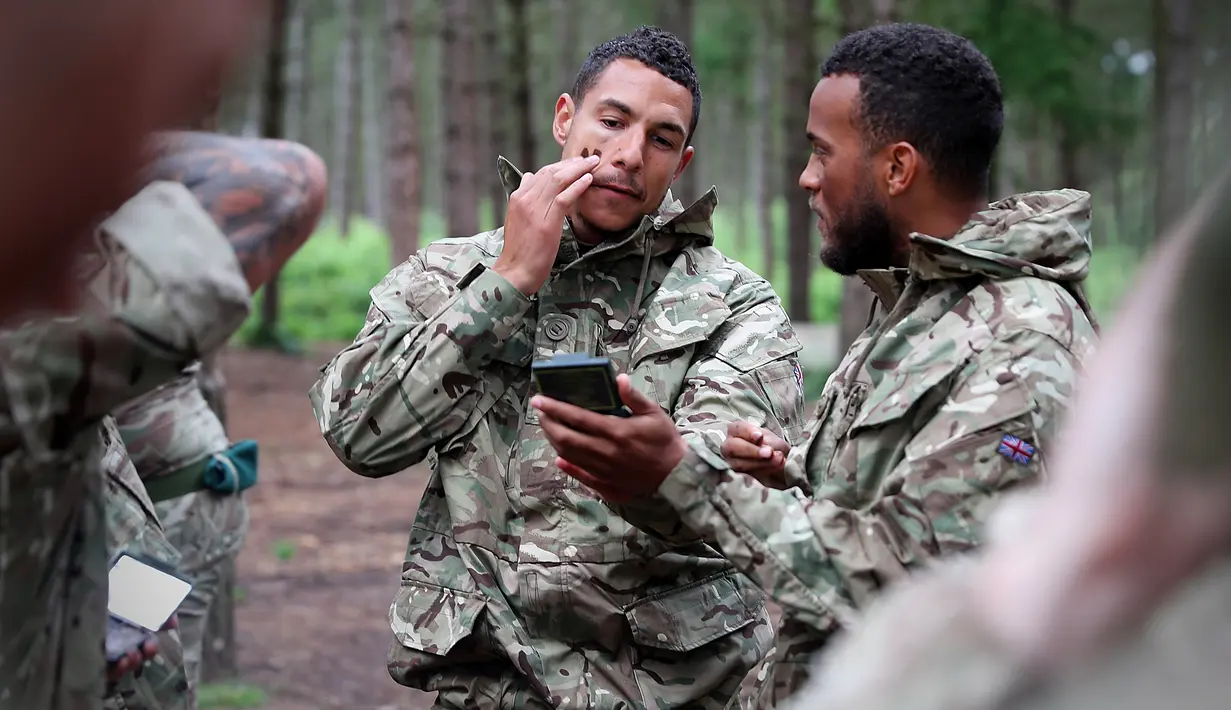 Pemain Timnas Inggris, Jake Livermore, saat mengikuti latihan di Markas Militer Kerajaan Inggris di Devon, (03/06/2017). Timnas Inggris menggelar latihan rahasia yang melibatkan pihak militer kerajaan. (EPA//Barry Wheeler)