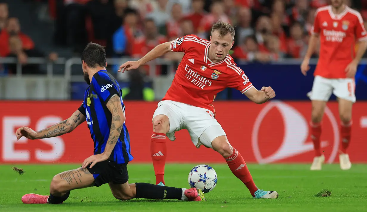Duel  Benfica vs Inter Milan berakhir imbang dengan skor 3-3. (PATRICIA DE MELO MOREIRA / AFP)