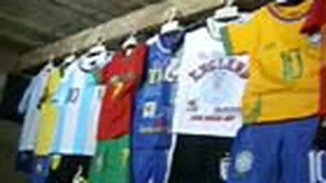 Jelang perhelatan piala dunia, permintaan souvenir seperti baju, celana tim kesebelasan yang berlaga di pentas sepak bola dunia di Afrika Selatan melonjak hingga 70 persen. Para penjahit kebanjiran order membuat bendera hingga harus lembur mengerjakan pes