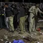 Petugas keamanan Pakistan memeriksa lokasi ledakan bom bunuh diri di area parkir taman di Lahore,  (27/3/2016). Korban tewas sebagian besar yang tewas dan terluka adalah perempuan dan anak-anak. (REUTERS/Mohsin Raza)