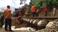Petugas PT KAI tengah memperbaiki rel kereta api Bogor-Sukabumi yang menggantung akibat tanah landasannya ambrol pada Rabu (3/1/2019) sore.
