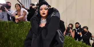 Rihanna tampil di acara Met Gala mengenakan koleksi Balenciaga Haute Couture. Gaun ini dihias secara khusus, dilengkapi dengan topi dan perhiasan yang serasi. Foto: Vogue.