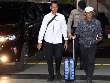 Bupati Lampung Tengah, Ardito Wijaya (mengenakan jaket) digiring petugas saat tiba di Gedung Merah Putih Komisi Pemberantasan Korupsi (KPK), Jakarta, Rabu (10/12/2025). Komisi Pemberantasan Korupsi (KPK) menangkap Bupati Lampung Tengah, Ardito Wijaya. (Liputan6.com/Helmi Fithriansyah)