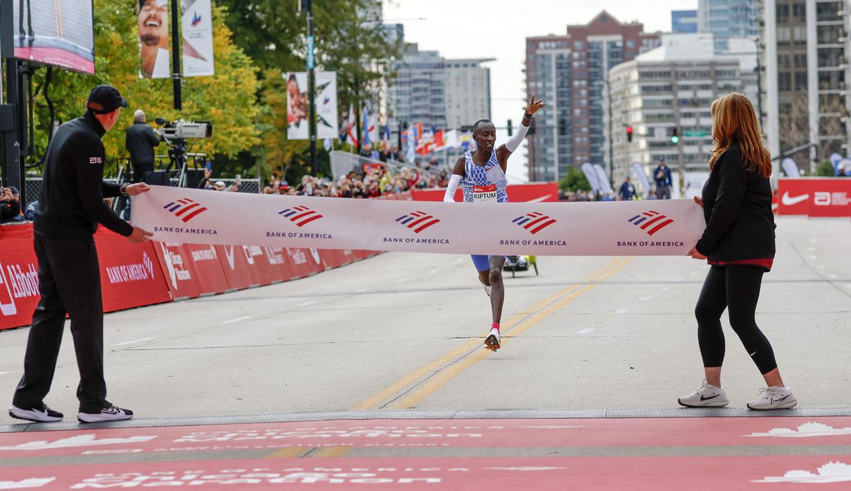 Pelari Kenya, Kelvin Kiptum melakukan selebrasi menjelang garis finis saat Chicago Marathon 2023 di Chicago, Illinois, Amerika Serikat, 8 Oktober 2023. (AFP/Kamil Krzaczynski)