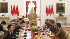 Presiden Joko Widodo menerima kunjungan mantan Perdana Menteri Jepang, Yasuo Fukuda, di Istana Merdeka, Jumat (27/10). Fukuda saat ini menjabat sebagai Ketua Asosiasi Jepang-Indonesia. (Liputan6.com/Angga Yuniar)