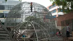 Pekerja menyelesaikan pembuatan kubah masjid di salah satu rumah industri plat, di kawasan Kalimalang, Bekasi, Kamis (1/6). Menurut pekerja setempat permintaan kubah masjid meningkat saat ramadan dibanding hari biasanya. (Liputan6.com/Gempur M Surya)