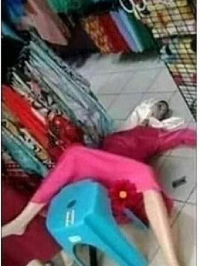 9 Manekin Pose Capek Berdiri Ini Bikin Pembeli Tepuk Jidat