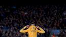 Ekspresi kekecewaan striker Barcelona, Neymar, setelah pemain Atletico, Fernando Torres mencetak gol ke gawang Barcelona pada leg pertama perempat final Liga Champions di Stadion Camp Nou, Rabu (6/4/2016) dini hari WIB. (AFP/Josep Lago)
