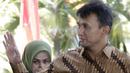 Gubernur Sumatera Utara Gatot Pujo Nugroho bersama istrinya, Evy Susanti memenuhi panggilan penyidik KPK, Jakarta, Senin (3/8/2015) Gatot diperiksa sebagai tersangka kasus dugaan suap hakim PTUN Medan. (Liputan6.com/Helmi Afandi)