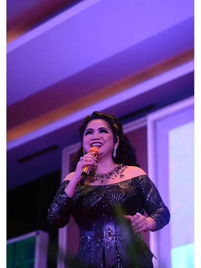 6 Pesona Vina Panduwinata, Tetap Awet Muda di Usia 61 Tahun