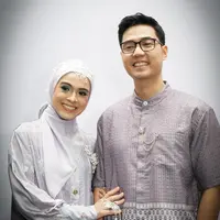 Kinos dan Nycta Gina tampil sebagai couple gemas dengan busana lavender dari Shireen Sungkar. Nycta Gina tampak menawan dengan pleated dress dan hijab lavender. Sedangkan Kinos kenakan kemeja koko lavender dengan sleeveless outer cokelat [@kinosnoski]