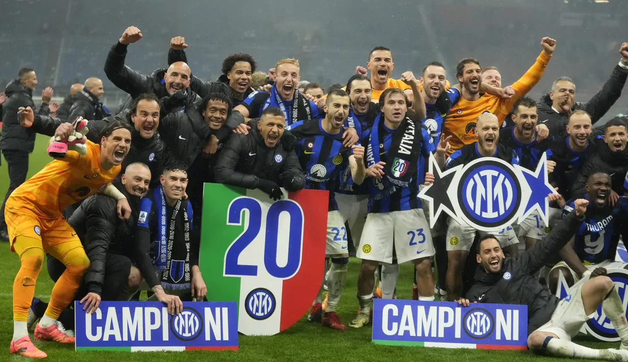 Para pemain Inter Milan melakukan selebrasi usai mengunci gelar juara Liga Italia 2023/2024 mengalahkan AC Milan di Stadion San Siro, Selasa (23/4/2024) dini hari WIB. (AP Photo/Luca Bruno)