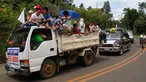 Sejumlah mobil membawa warga Marawi yang menyelamatkan diri dari pertempuran antara pasukan pemerintah dengan kelompok Maute, Filipina, Senin (29/5). Bendera putih dipasang agar mereka tidak diserang oleh pasukan pemerintah. (AP Photo / Bullit Marquez)