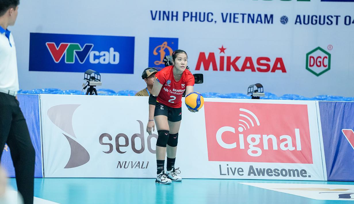 <p>Pemain Timnas bola voli putri Indonesia, Ratri Wulandari bersiap melakukan service saat menghadapi Filipina pada laga terakhir putaran pertama SEA V League 2023 di Vinh Phuc Gymnasium, Hanoi, Vietnam, Minggu (6/8/2023). Indonesia menang 3-0 (25-20, 25-17, 25-21) dan finis di tempat ketiga. (Dok. SEA V League 2023)</p>