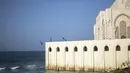 Seorang pria melompat untuk menyelam ke Samudra Atlantik dari dinding masjid Hassan II di Casablanca, Maroko (7/2/2020). Masjid ini memiliki minaret yang paling tinggi di dunia dengan ketinggian 210 meter (689 kaki) dan memiliki kapasitas 25.000 orang. (AP Photo/Mosaab Elshamy)