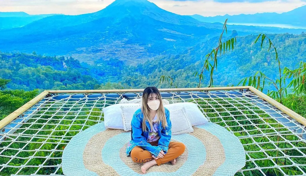 “Ya mungkin itu salah satunya kan aku anak pertama kan masih mikirin semua, ada adek, keluarga aku. Banyak lah, tabungan belum, adekku juga belum nikah semua, jadi banyak yang dipikirin," paparnya. (Instagram/viavallen)