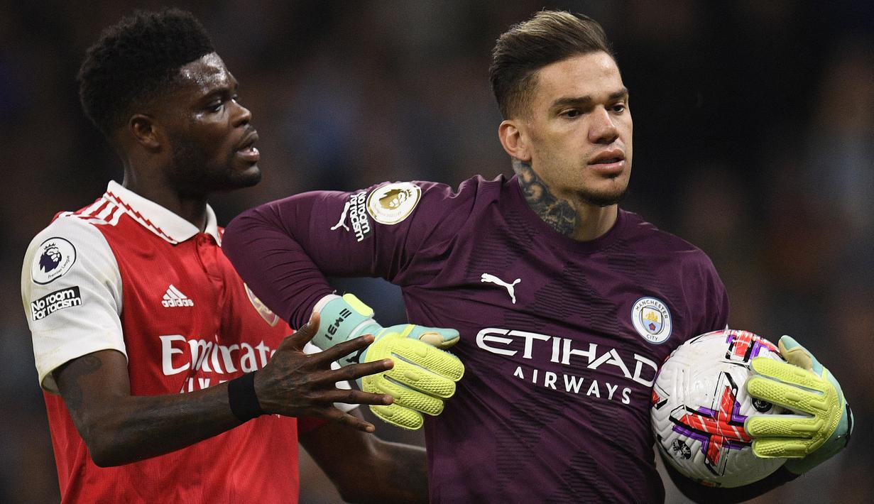 Ederson Moraes yang kini tengah menjalani musim ke-7 bersama Manchester City sejak didatangkan dari Benfica pada awal musim 2017/2018 hingga kini telah mengoleksi total 17 kartu kuning di Premier League hanya bersama The Citizens. Bersama Manchester City di Premier League hingga kini ia telah tampil dalam 229 laga dengan catatan 108 kali clean sheet. (AFP/Oli Scarff)