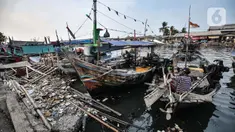 Aktivitas nelayan di dekat tumpukan sampah di Kampung Nelayan Cilincing, Jakarta Utara, Selasa (8/6/2021). Berdasarkan data  TKN PSL Kementerian Koordinator Kemaritiman dan Investasi, total sampah yang masuk ke laut Indonesia tahun 2020 diperkirakan 521.540 ton. (merdeka.com/Iqbal S. Nugroho)