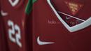 Terdapat sebuah tulisan Bhinneka Tunggal Ika yang merupakan semboyan dari bangsa Indonesia di salah satu sisi jersey Timnas Indonesia. (Bola.com/Vitalis Yogi Trisna)