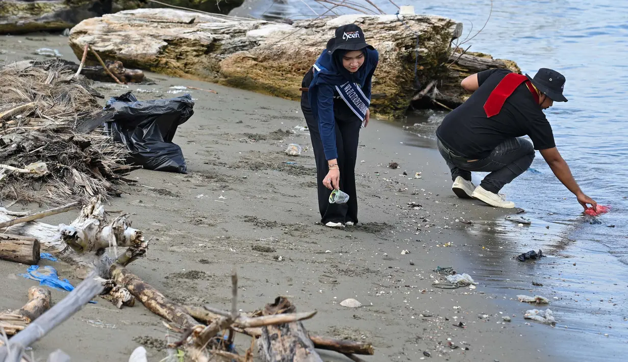 Tidak hanya plastik, sampah organik seperti sisa tempurung kelapa muda, kayu dan lainnya juga diberrsihkan dari pantai. (CHAIDEER MAHYUDDIN/AFP)