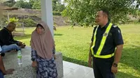 Seorang nenek tertinggal rombongan saat arus balik lebaran (Sumber: worldofbuzz)