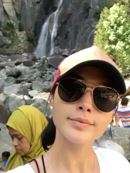 Bersamaan dengan videonya itu, Gal Gadot menuliskan kalimat singkat dalam captionnya tersebut. "Chasing Waterfalls," tulis Gal Gadot, Sabtu (19/8/2017). (Instagram/gal_gadot)
