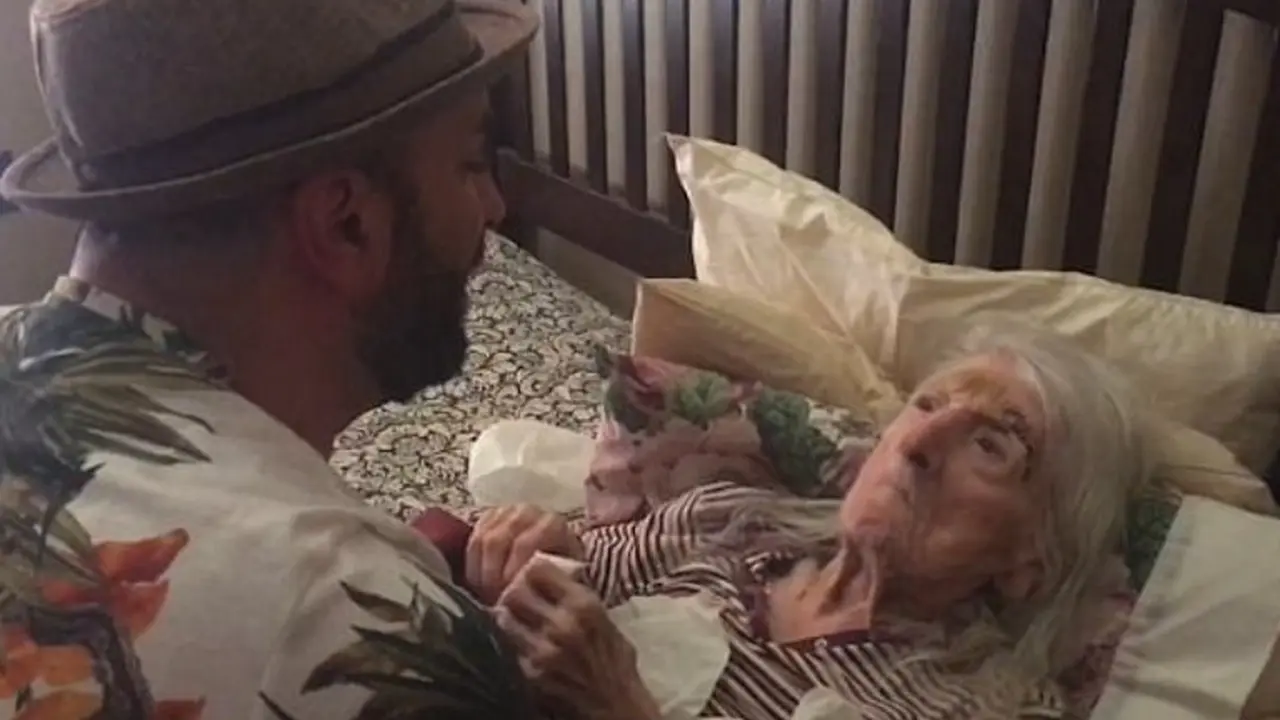 Berikan Kejutan, Cucu Buat Nenek Menangis Haru