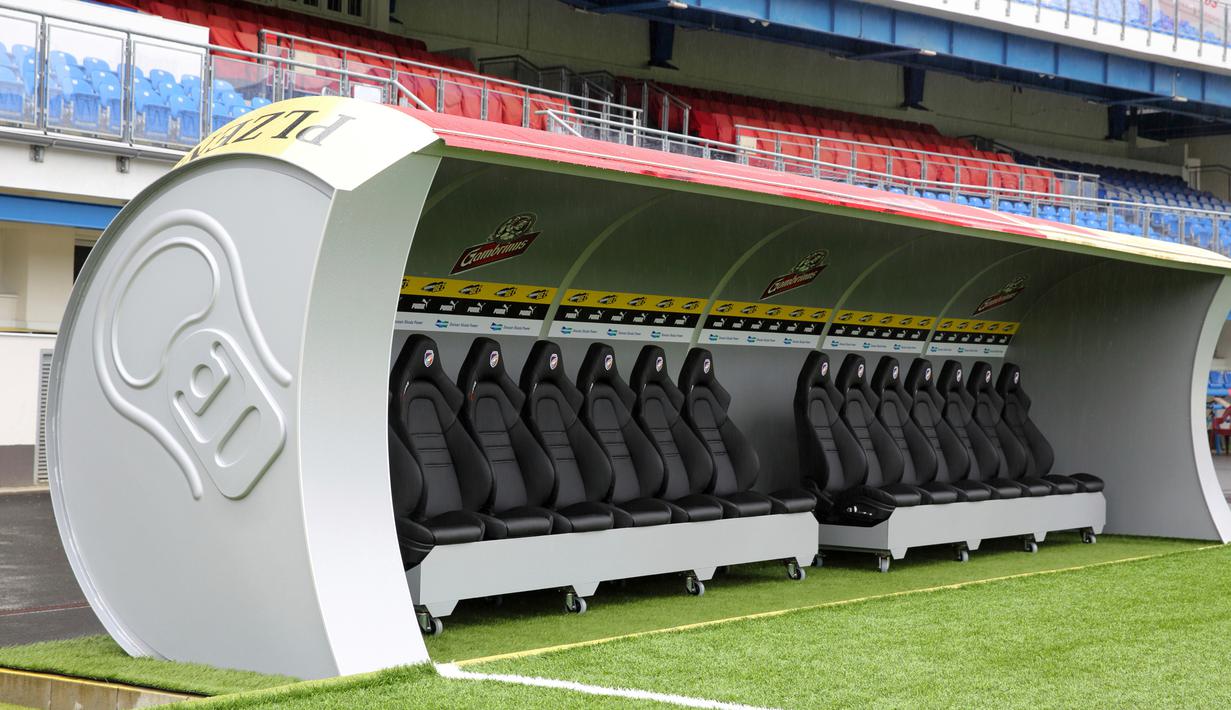 Sebuah bangku cadangan pemain milik klub Victoria Plzen yang berbentuk kaleng bir raksasa di Stadion Mesta Plzne, Republik Ceko, 26 Juli 2017. Terdapat 14 kursi di dalam bangku cadangan berbentuk bir tersebut. (Martin Skala/FC Viktoria Plzen via AP)