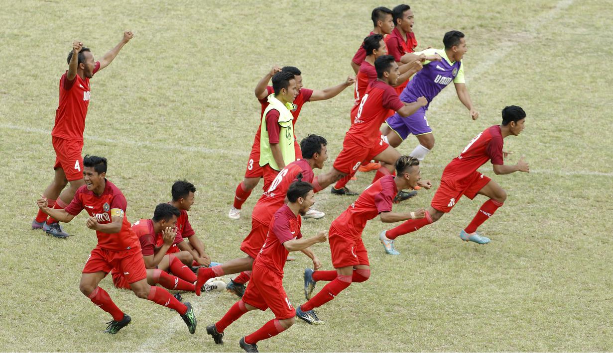 Pemain UMM Malang melakukan selebrasi usai menaklukkan Unitomo Surabaya pada laga Torabika Campus Cup 2017 di Stadion Universitas Negeri Malang, Rabu, (01/11/2017). UMM menang adu penalti 4-3 atas Unitomo. (Bola.com/M Iqbal Ichsan)