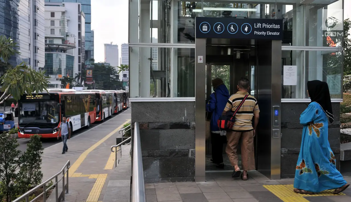 Penumpang menaiki lift di stasiun MRT Dukuh Atas, Jakarta, Rabu (12/6/2019). Dalam satu bulan ini terjadi peningkatan jumlah penumpang sebesar 11 persen menjadi 20,3 juta per bulan dari jumlah sebelumnya hanya mencapai 18,2 juta per bulan. (merdeka.com/Iqbal S. Nugroho)