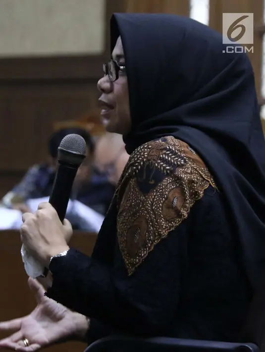 Eni Maulani Saragih saat menjadi saksi sidang lanjutan dugaan suap kesepakatan kontrak kerja sama pembangunan PLTU Riau-1 dengan terdakwa Idrus Marham di Pengadilan Tipikor, Jakarta, Selasa (29/1). (Liputan6.com/Helmi Fithriansyah)