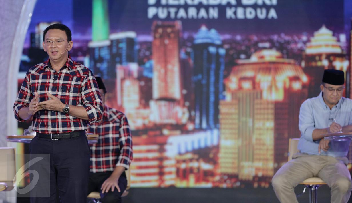 Calon Gubernur no 2, Basuki Tjahaja Purnama atau Ahok menjawab pertanyaan saat debat terakhir Pilgub DKI Jakarta 2017 di Hotel Bidakara, Jakarta, Rabu (12/4). (Liputan6.com/Faizal Fanani)