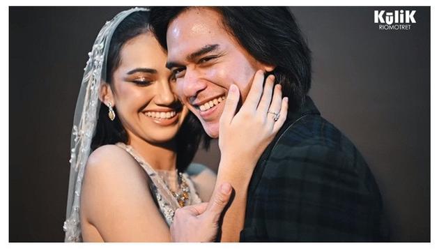 Bikin Baper, Ini 8 Gaya Pemotretan Haico dan Rangga Azof dengan Baju Pengantin